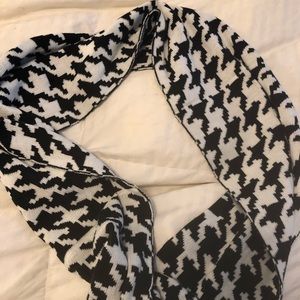 Houndstooth infinity scarf
